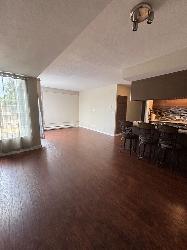 Building Photo - Upgraded 2 Bedroom 2 Bath Close to Downtow...