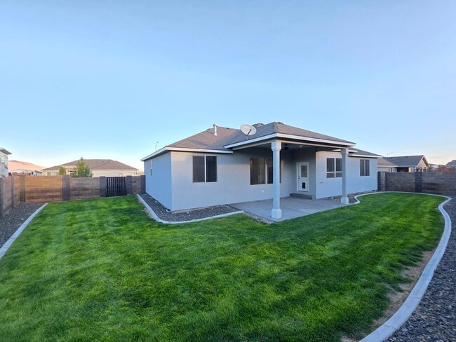 Building Photo - 584 Thebes St