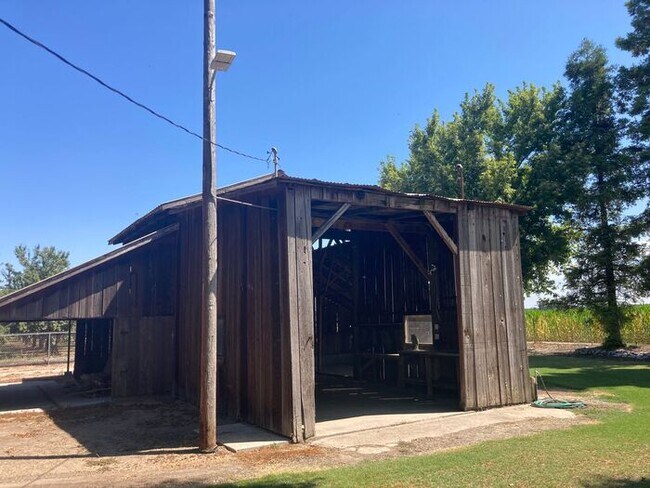 Building Photo - Turlock Country Living 3 Bedroom 2 Bath Home