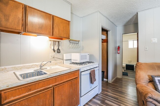 Building Photo - Cozy One Bedroom One Bath Retreat -  FURNI...