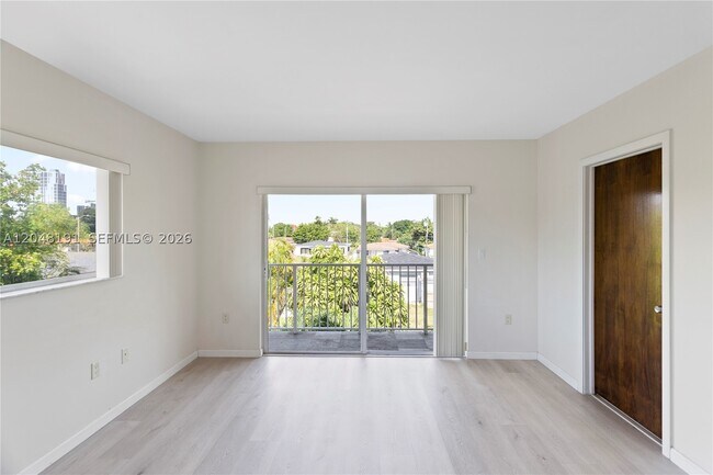 Building Photo - 2782 SW 33rd Ave