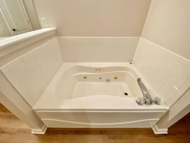 Building Photo - READY July 1st!! End-Unit Condo with Commu...
