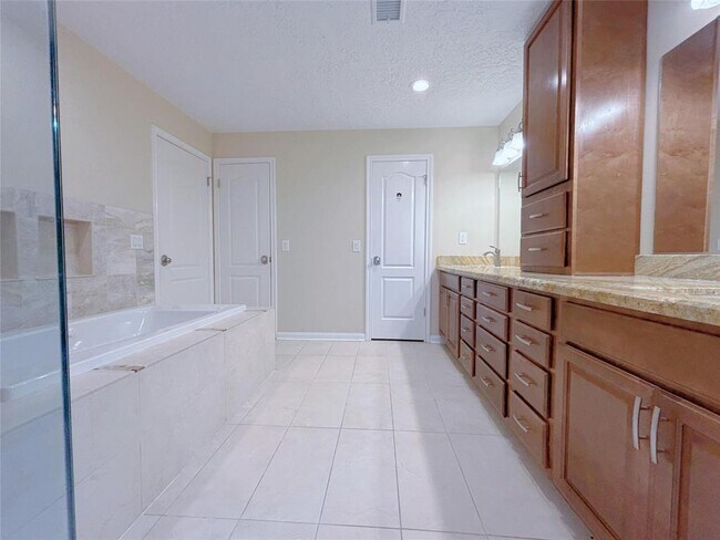 Building Photo - 14718 Atterbury Dr