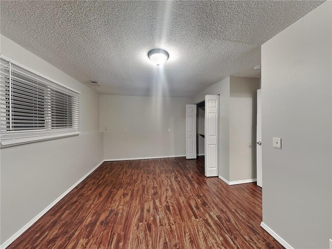 Building Photo - 6865 Buckingham Rd