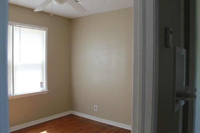 Building Photo - Sit on Your Front Porch & Enjoy! MOVE IN S...