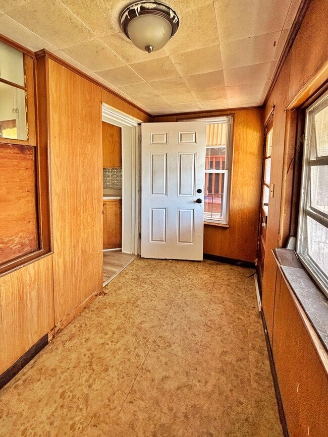 Building Photo - For Rent: 3 Bedroom, 1 Bath House – Availa...