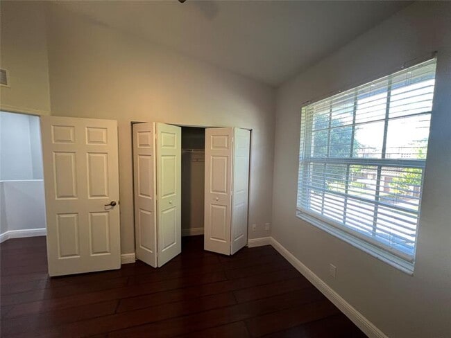 Building Photo - 3318 Lakeside Dr