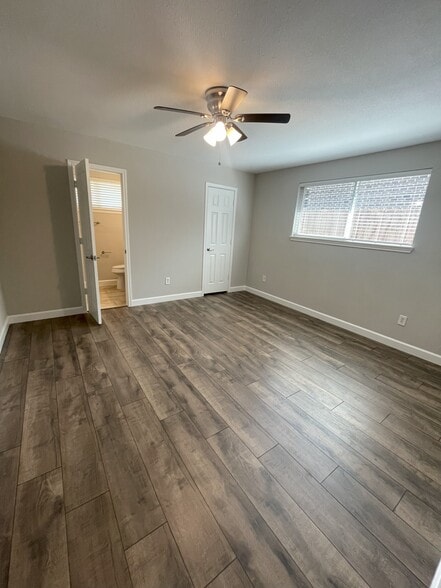 Building Photo - 10827 Sageriver Dr