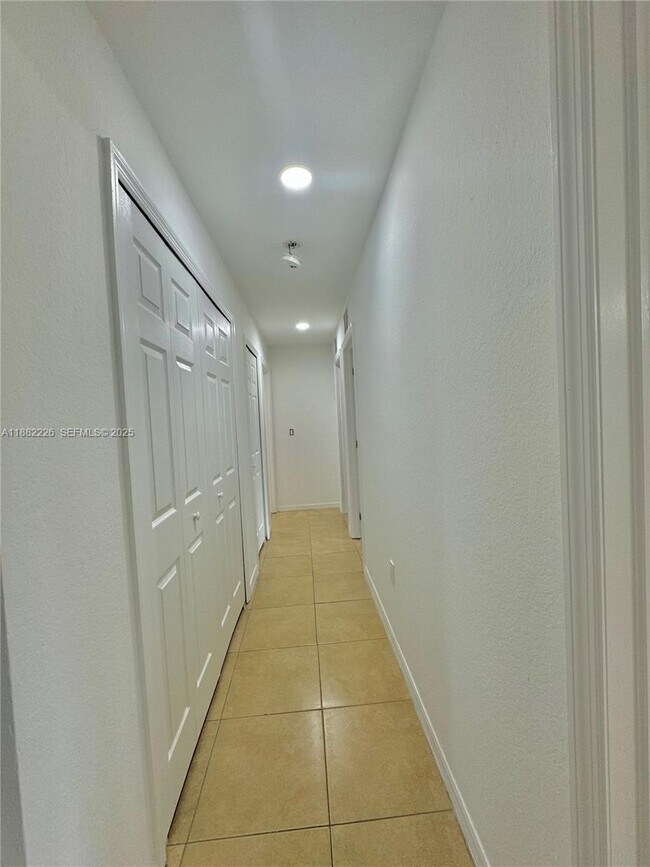 Building Photo - 813 Naples Ave S