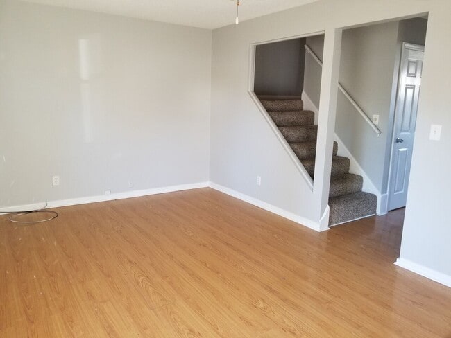 Building Photo - 2 bedroom, 1 bathroom town house located in the heart of Fern Creek