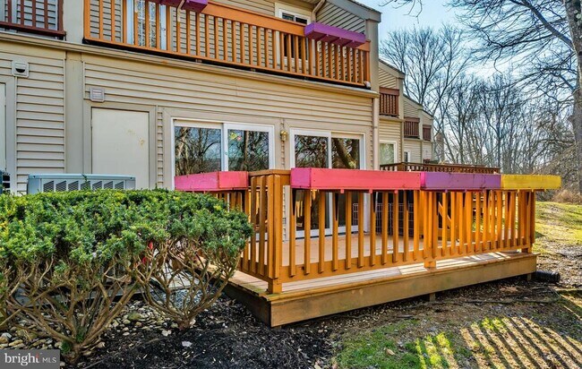 Building Photo - 227 Carriage Ct