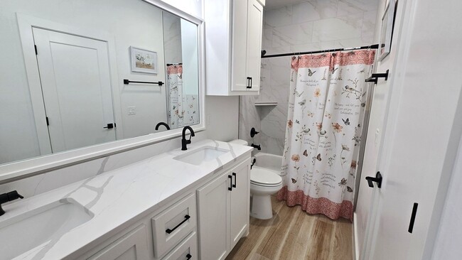 Building Photo - Stunning 4 Bedroom in Edmond
