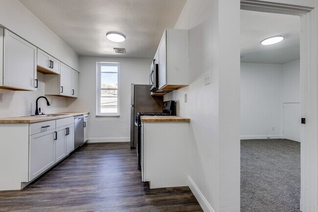 Building Photo - 2439 Arlington Ave