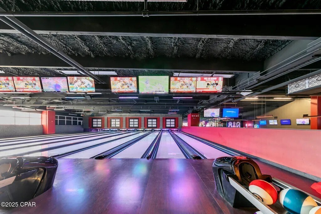 810 Entertainment in the resort - 9860 S Thomas Dr