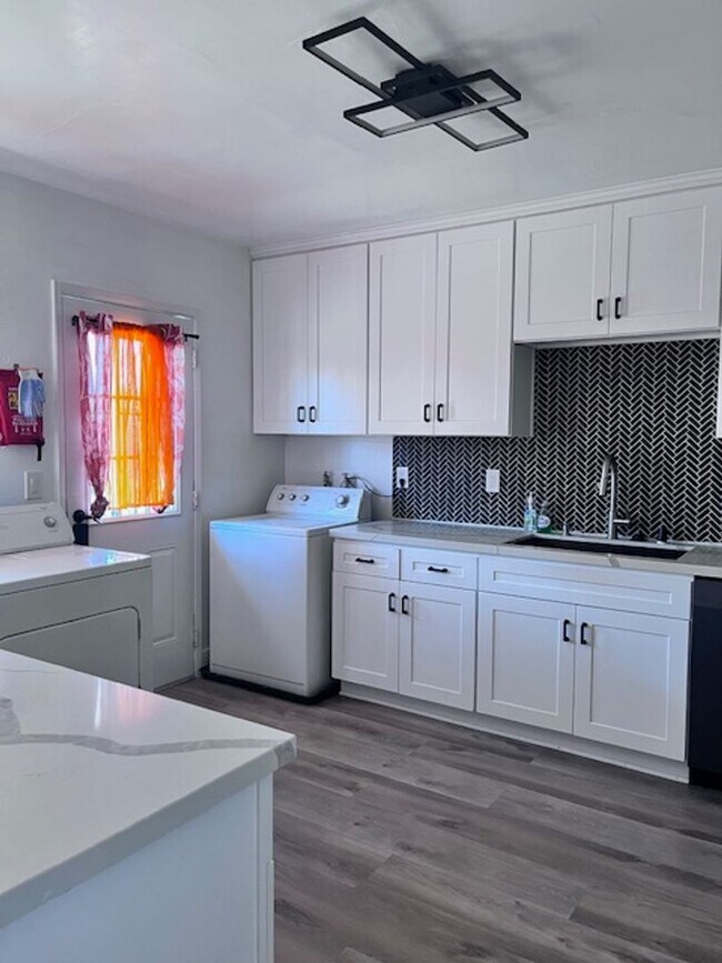 Building Photo - Recently Remodeled San Bernardino Home