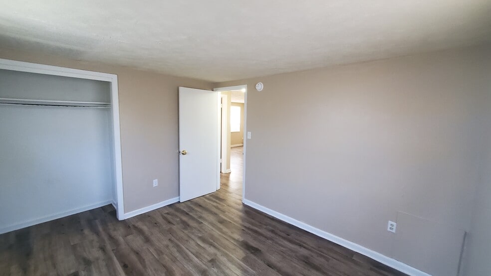 Building Photo - 602 S Hendry Ave