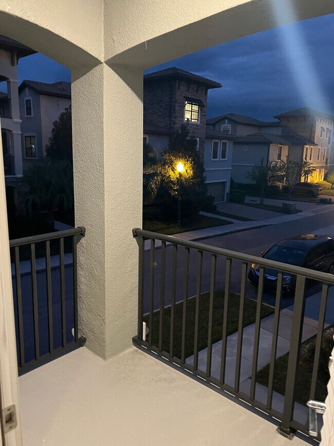 Building Photo - Incredible 5 Bedroom, 3 Bath Town home wit...
