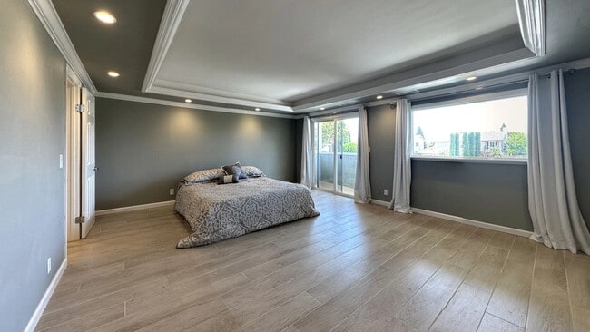 Building Photo - 10462 Sierra Cir