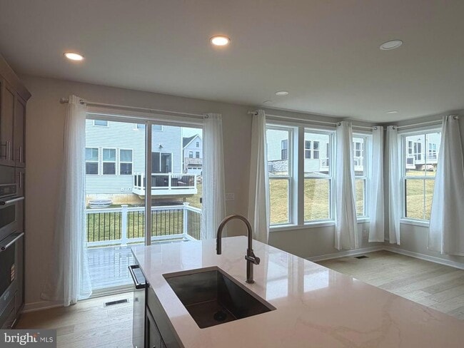 Building Photo - 72 Alroy Rd