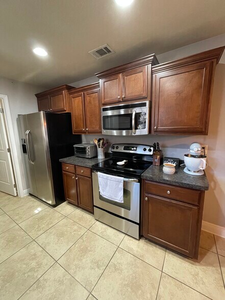 Building Photo - 4435 Winona Ln