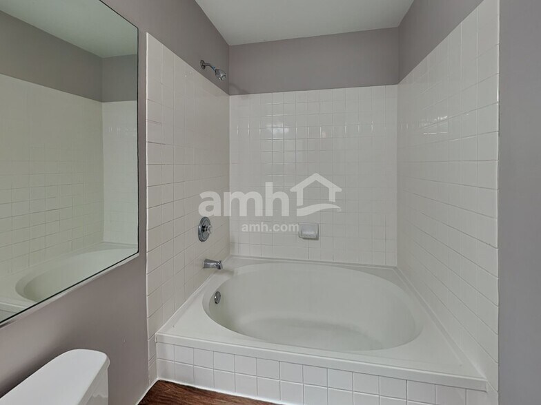 Building Photo - 205 Port Royal Cir