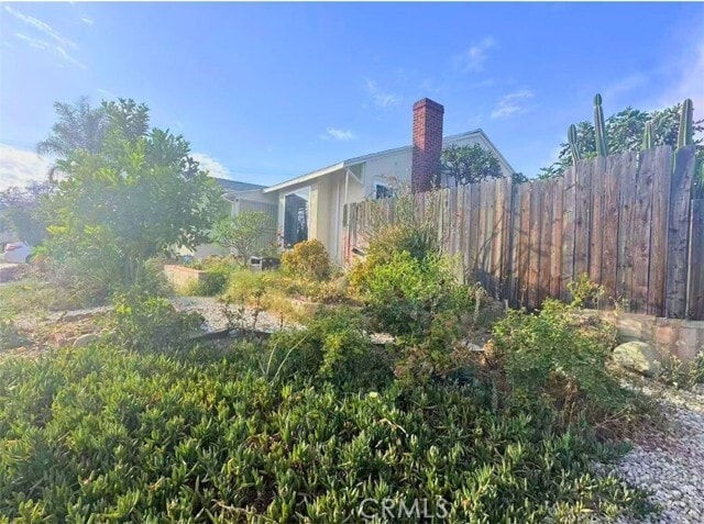 Building Photo - 637 W Floral Dr