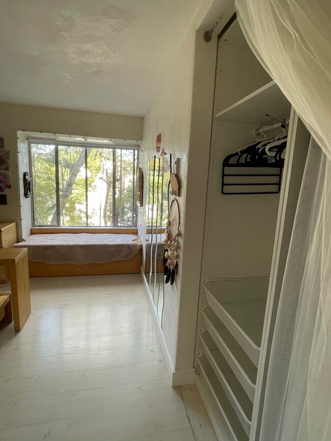 Building Photo - 5625 N Sumner Wy