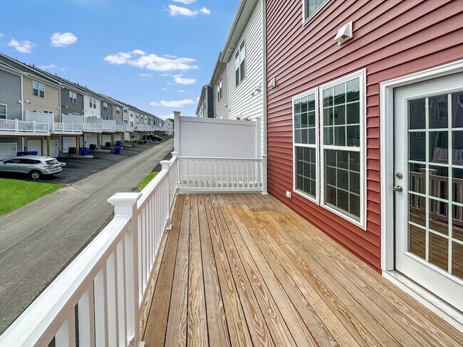 Building Photo - Breathtaking Townhome in Cosby Village!