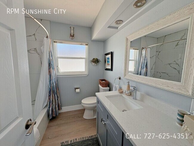 Building Photo - 10128 Yacht Club Dr