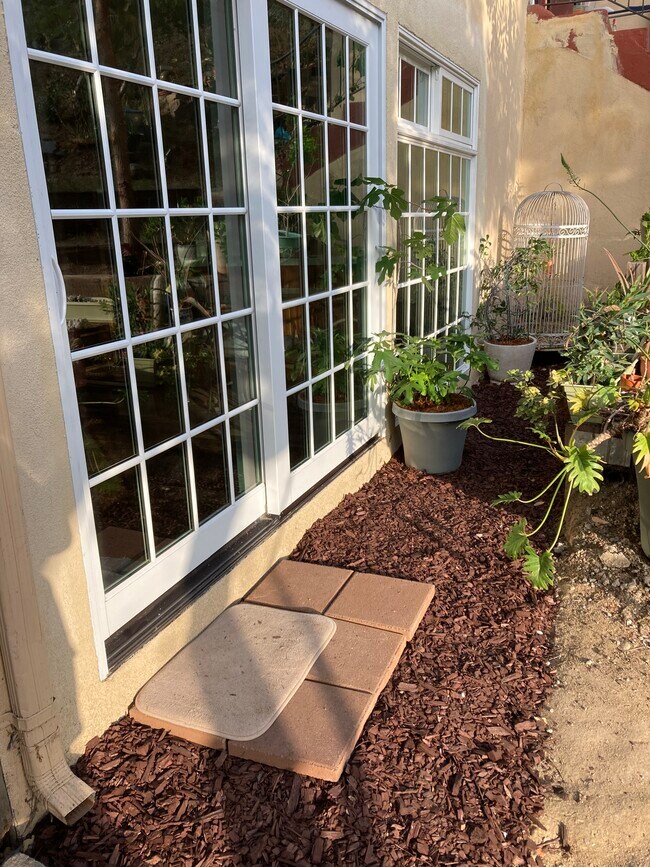 Unit Entrance Plants - 21621 Circle Trl