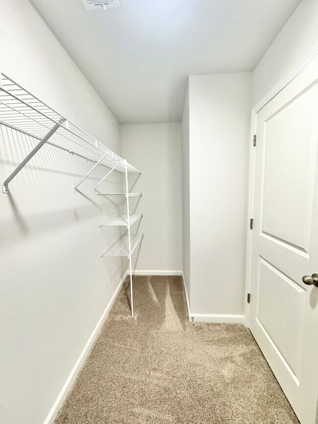 Building Photo - **$1000 off first months rent with acceptable credit and application**Available NOW!! 4 bedroom 2...