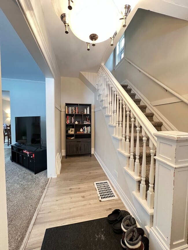 Building Photo - AVAILABLE JUNE 2026 - Renovated 3 Bed 1 Bath Home in East Duluth