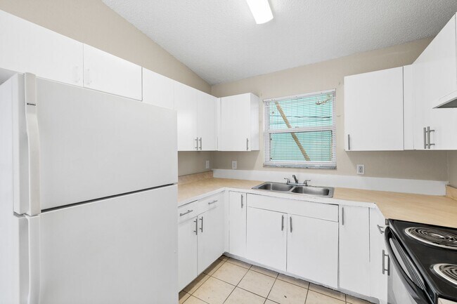 Building Photo - Cute 3/2 home with garage