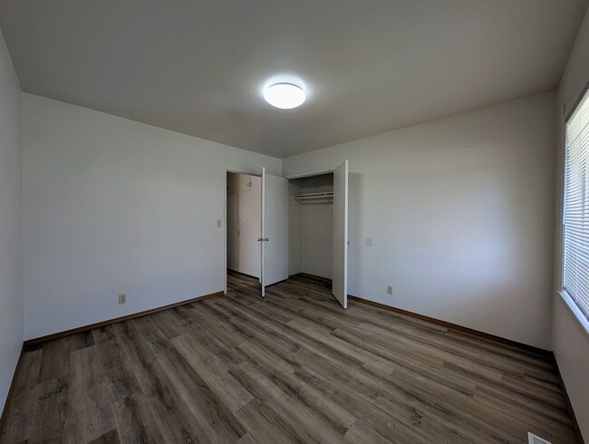 Building Photo - 1231/1233 Montana St.
