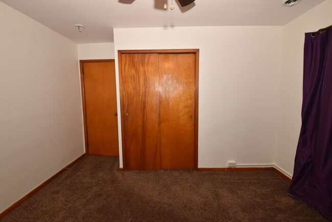 Building Photo - Mishawaka South West Near Park and local universities