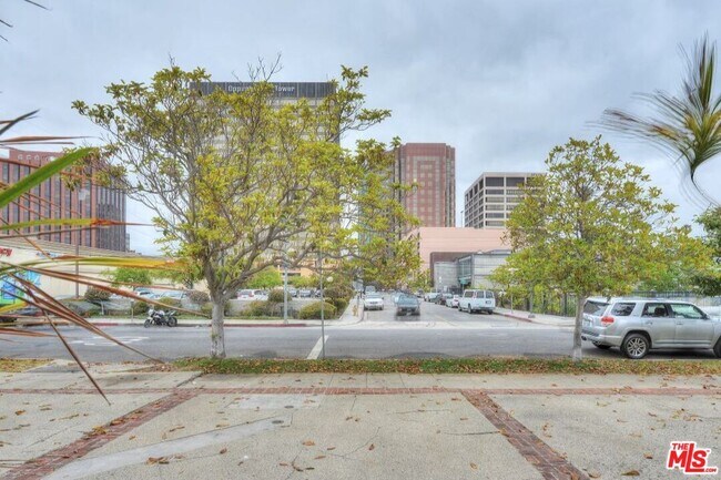 Building Photo - 10864 Wellworth Ave