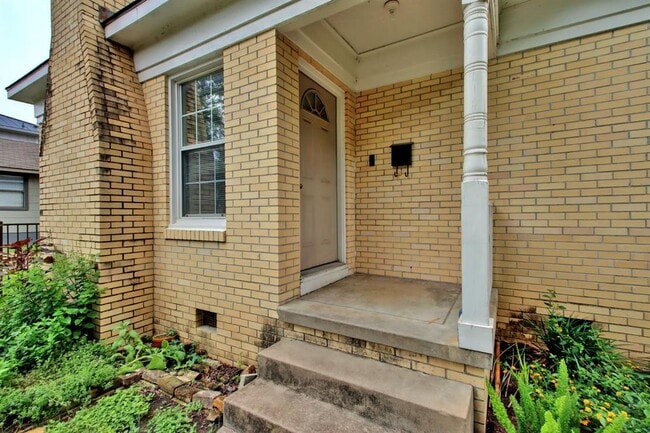 Building Photo - 1408 W 47th St
