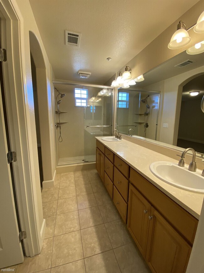 Building Photo - 2 br, 2.5 bath Townhome - 1714 Hillebrant ...