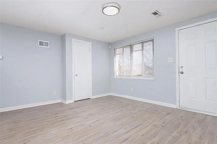 Living Room - 724 N Noland Rd