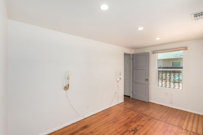 Building Photo - Gorgeous Loft near Roosevelt Row!