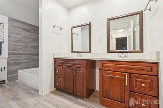 Building Photo - 37 Ireland Ave