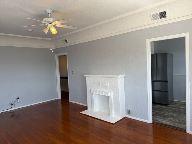 Building Photo - Beautiful 2 bedroom 1 bathroom upstairs ap...
