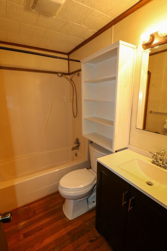 Building Photo - Cute Home Close to Town