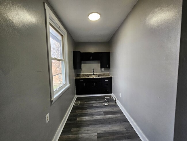 Building Photo - Newl updated 2 bedroom 1 bath located in Carrick!