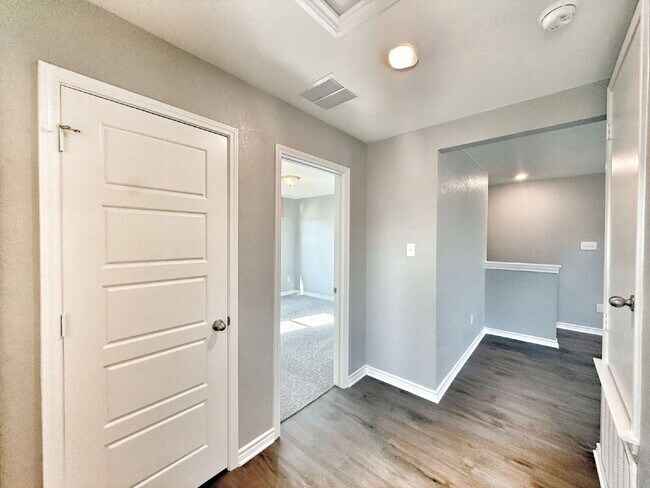 Building Photo - Immaculate Two Story Home in Legend Point ...