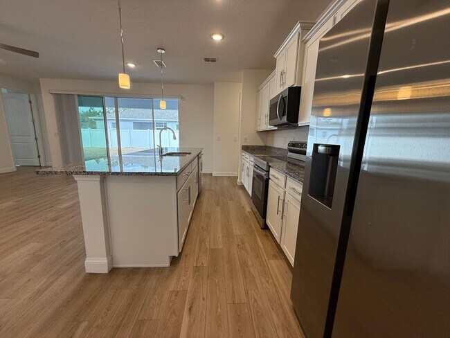 Building Photo - Beautiful 4 bedroom 2 bathroom home