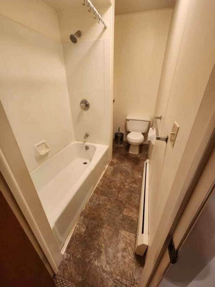 Full bath w Tub/Shower - 430 Jordan Ave