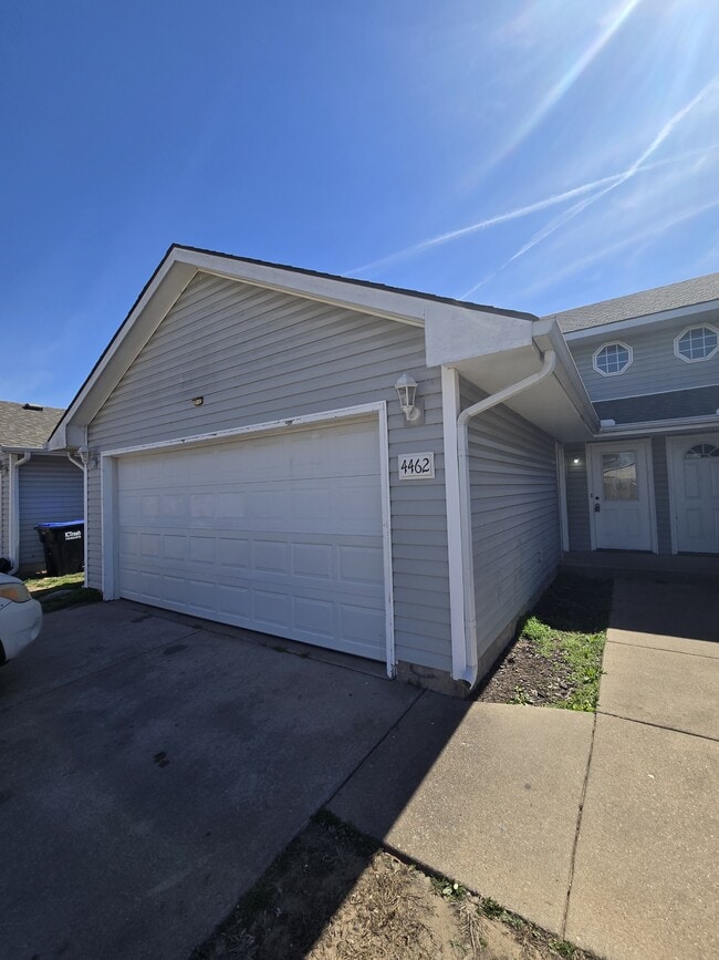 Building Photo - 4462 S Elizabeth Ave