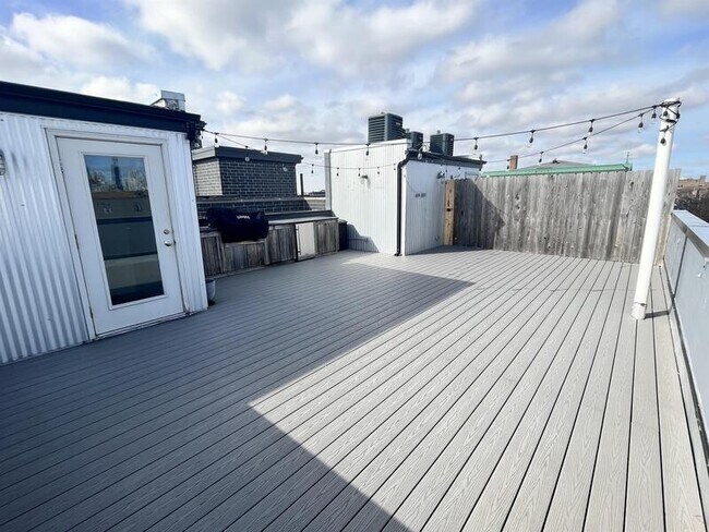 Building Photo - 1637 W Grand Ave