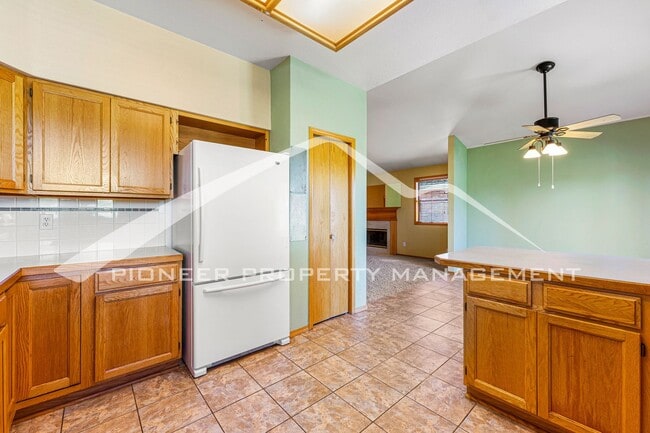 Building Photo - Spacious Home with Central AC and Gas Fireplace